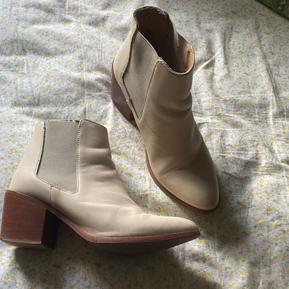 Nisolo Chelsea boot cream